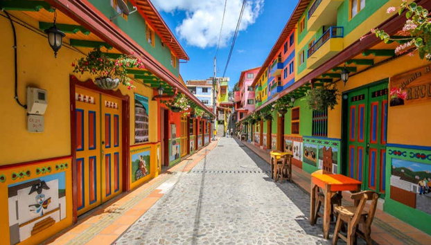 Tour gastronómico por Guatapé + Paseo en barco - Foto 2, Paseando por el pueblo de Guatapé