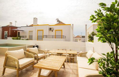 Luxuosa Villa com Piscina, Garagem e Vista Mar - Foto 17