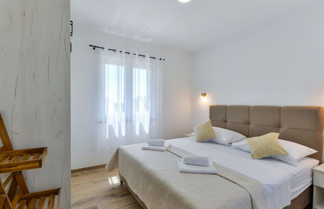 With Pool, Jacuzzi and Sauna - Photo 6