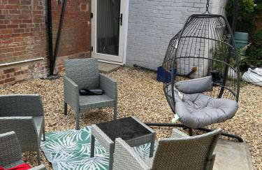 Park View is a beautiful whole entire house close to town centre, sleeps 8 in 4 rooms, 2 doubles and 4 single beds with 2 shower rooms, available for holidays, insurance stays, trades people, contractors, pets welcome - Foto 32