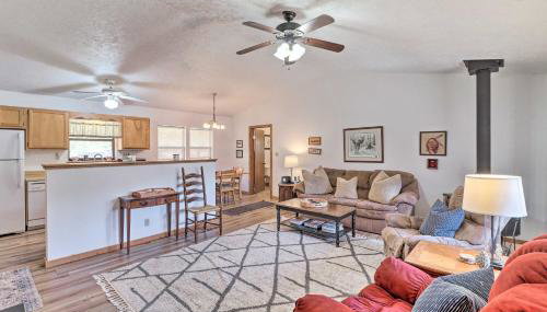 Walk to White River Home with Deck in Flippin! - Foto 2