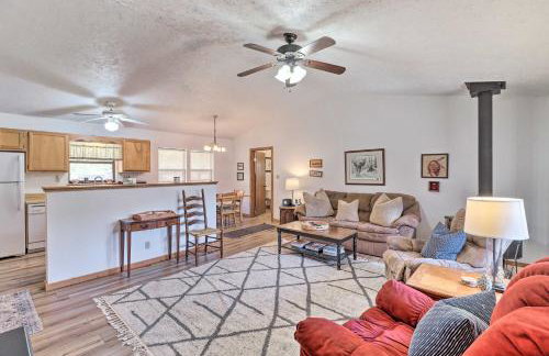 Walk to White River Home with Deck in Flippin! - Foto 2