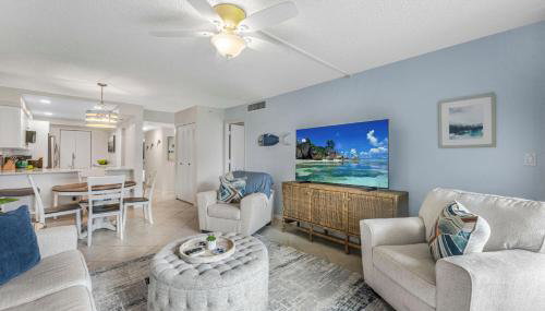 Walkout condo with beach access, pool and pickleball - Foto 2