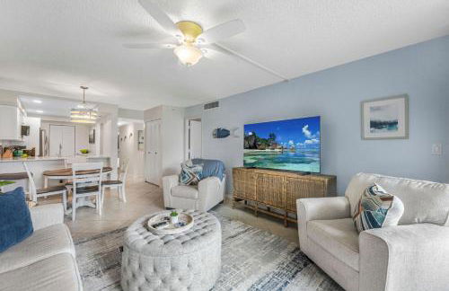 Walkout condo with beach access, pool and pickleball - Foto 2