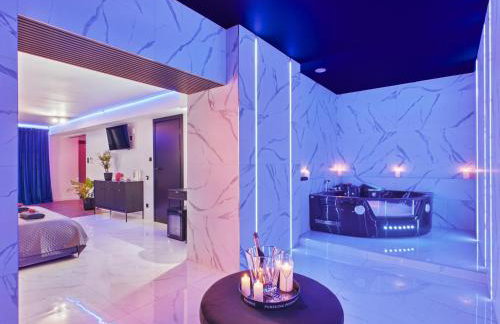 Jacuzzi LoveAparts Marki Romantic Getaway - Photo 5