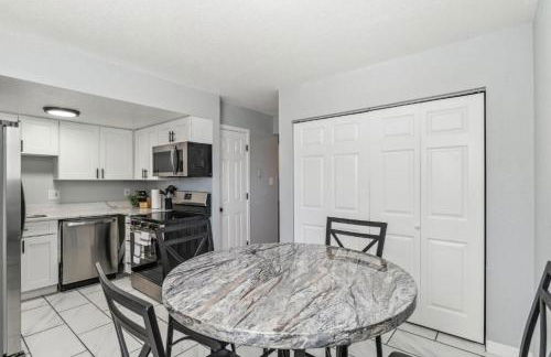 All New! Convenient Location! Sleeps 6 - Foto 18