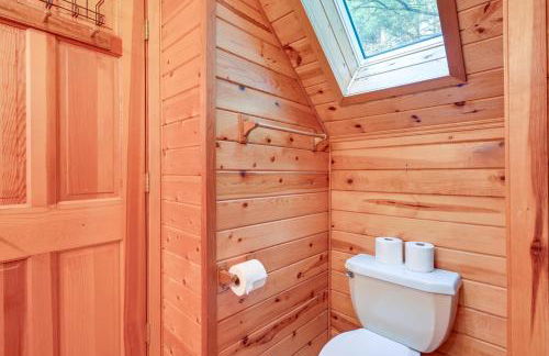 Magical Metamora Cottage with Fire Pit, Pond, Deck! - Foto 25