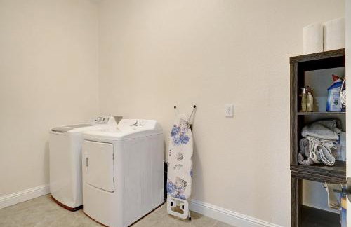 GORGEOUS 5-bd 4ba w Pool, Hot Tub, 2 kitchens, & Game Room Near Dallas Airports! - Foto 37