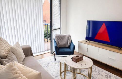 Stylish 2-Bed Apartment by Manchester City Cente - Photo 3