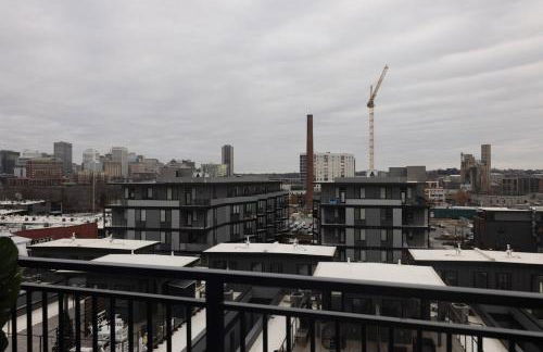 Two Story Penthouse, 2 Bedrooms with 2 and a half bathrooms, 2 Balconies, Skyline View, Pool - Foto 14