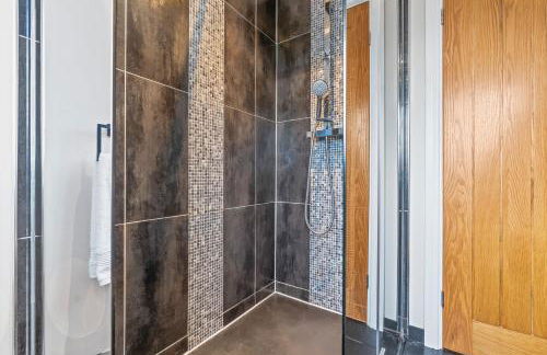 M54 Luxury Escape Sleeps 7- 4 Beds Off M54 - Driveway Parking- RAF Cosford Telford Albrighton Oxley Staffordshire -JLR Wolves Stafford I54 Business Park- 10 Mins to M6- 45 Mins to NEC and BHX Airport Regular & Long Work Stays available - Samina- ARZ Stays - Foto 25