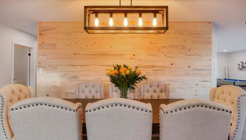 One of a Kind Home with HOT TUB Pool Table and Fire Pit 4 Miles to DT - Foto 3