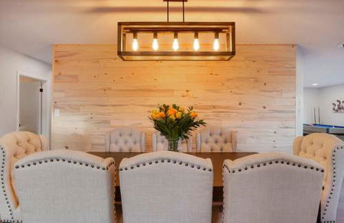 One of a Kind Home with HOT TUB Pool Table and Fire Pit 4 Miles to DT - Foto 3