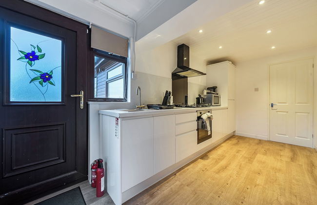 4 Bed House - Sleeps 9 - Hottub - Parking - Foto 20