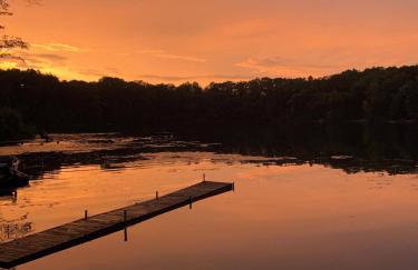 Bryan Lake Oasis in Downtown Lake Ann - Foto 3