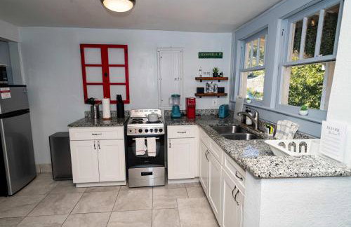 Bright and Sunny Springfield Carriage House - Photo 7