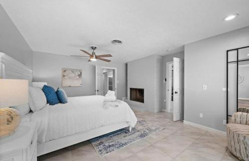 Waterfront oasis with private pool, game room, fire pit and volleyball court - Foto 36