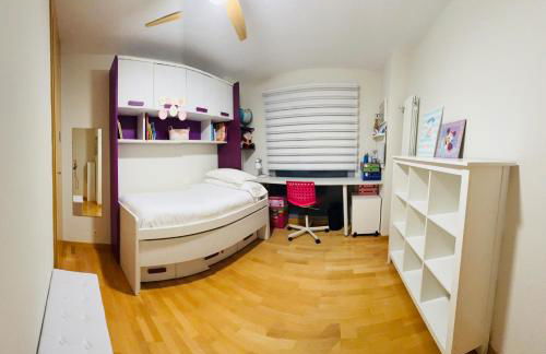 Chalet Familiar Jardín a 15 min centro y Warner - Foto 7