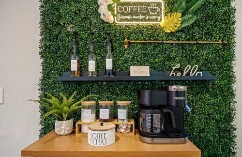 Waterfront Oasis Escape with 7 Seats Hot Tub! - Foto 2