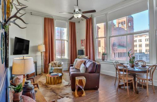Historic Courthouse View- Chic Suite on Riverwalk - Foto 1