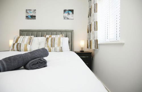 Gregor Place Modern four Bedroom House in Calne with Private Parking, perfect for teams or families staying in the area, Long stays welcome - Photo 22