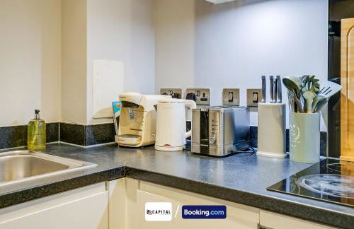 Last-Minute Secure l Sleeps Up to 8 l 2 Bedroom Apt By Capital Retreats Short Lets & Serviced Accommodation London With Balcony, Free WiFi - Foto 8