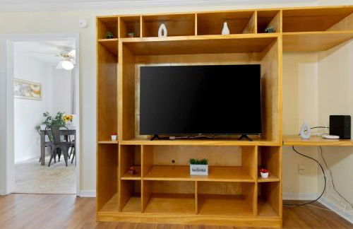 Large Fenced Yard near Midtown- Shamrock Stay - Foto 51