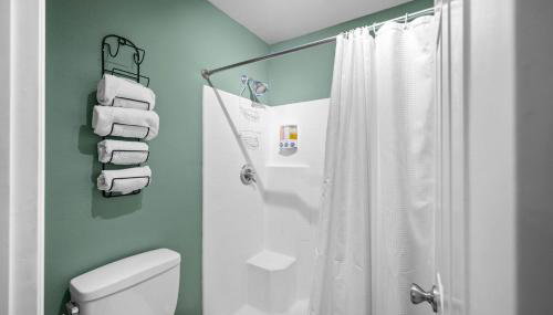 Modern Oceanside Stay with Yard & Laidback Vibes - Foto 4, Shower
