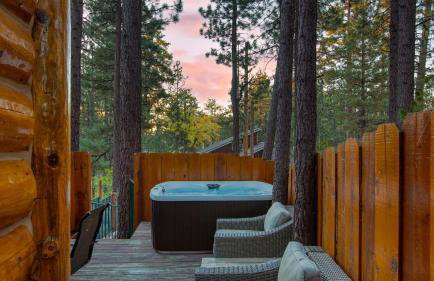 Pinetree Place by Avantstay Group Cabin w/ Hot Tub Minutes to the Lake - Photo 72
