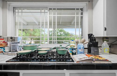 Entire Private Home with 4 Bedrooms 2 Bathrooms, 6 Beds, Hot Tub, King Bed, 6 Parking, Big Yard, Available Now - Foto 16