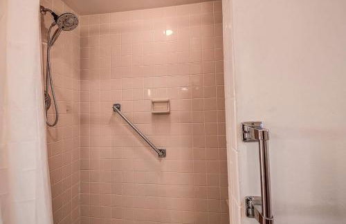 Family Waterfront 4BR Home Heated Pool Private Pier - Photo 37