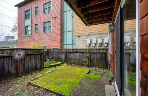 Stay Portland - John's Landing Haven - Studio Near OHSU - Photo 15