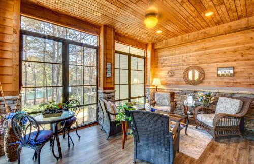 West Union Townhome with Patio and Lake View - Foto 13