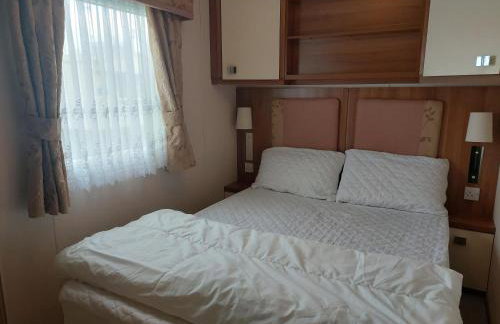 Cosy Caravan With Side Decking At Felixstowe Beach Holiday Park Ref 55012Sw - Foto 10