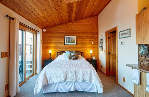 Cozy Schroeder Studio with Deck on Lake Superior - Foto 6