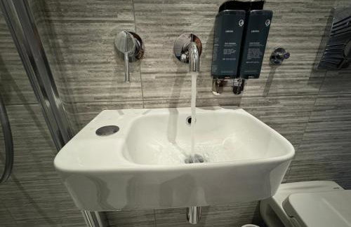 Luxury 6-Bed House - 6 En Suite- Jaquzzi Baths - Private Parking - Suitable for contractors - Foto 49