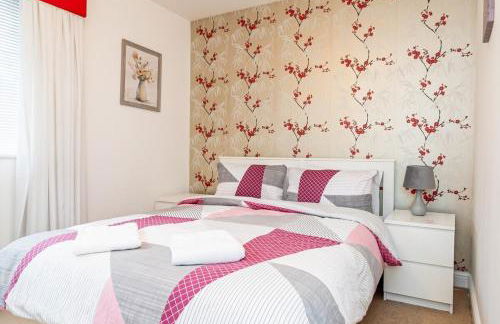 Spacious 4 Bed house with parking and garden at Reading - Photo 6