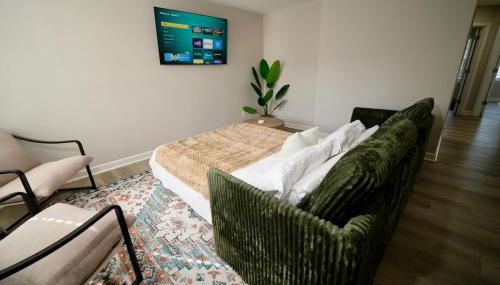 Uptown LUXE Retreat with Parking & Walk to City Center - Foto 5