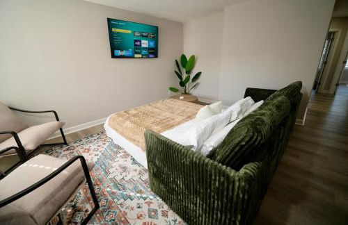 Uptown LUXE Retreat with Parking & Walk to City Center - Foto 5