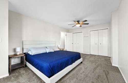 Lakefront - Spacious Family Getaway with Dock! - Foto 26