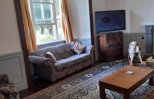 Family-Friendly Devon Farmhouse, sleeps 11, with Indoor Heated Pool, Dartmoor Views & Tarka Trail Access - Photo 9
