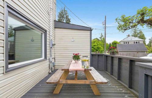 Spacious Retreat with guest house, game room, parking in N Tacoma - Foto 27