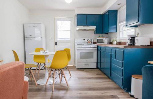 Retro Retreat: 1br home w/ WFH desk, livingroom, and fire pit - Foto 38