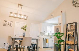 City Retreat - 4 Bedroom Oasis with King & Private Yard near Downtown - Foto 43