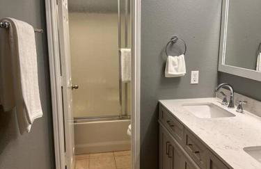 Lake Front Home, around 15 minutes drive to AT&T and Epic Water - Foto 16