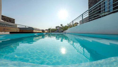 BlackStone Luxury Suites - Photo 3