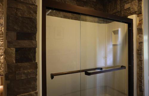 Mountain retreat w 2 fireplaces & lake - Foto 32