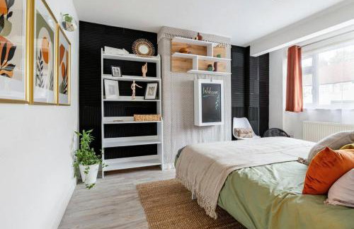 Bright & Stylish 4-Bed Home in the Heart of Morden - Photo 17