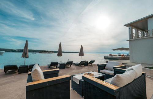 Apartments by the Beach with Pool and Lounge Beds - Miral Apartments - Foto 67