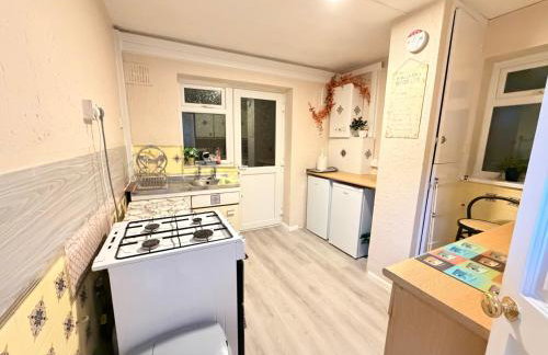 Lovely Two Double Bedroom Maisonette in Surrey - Photo 25